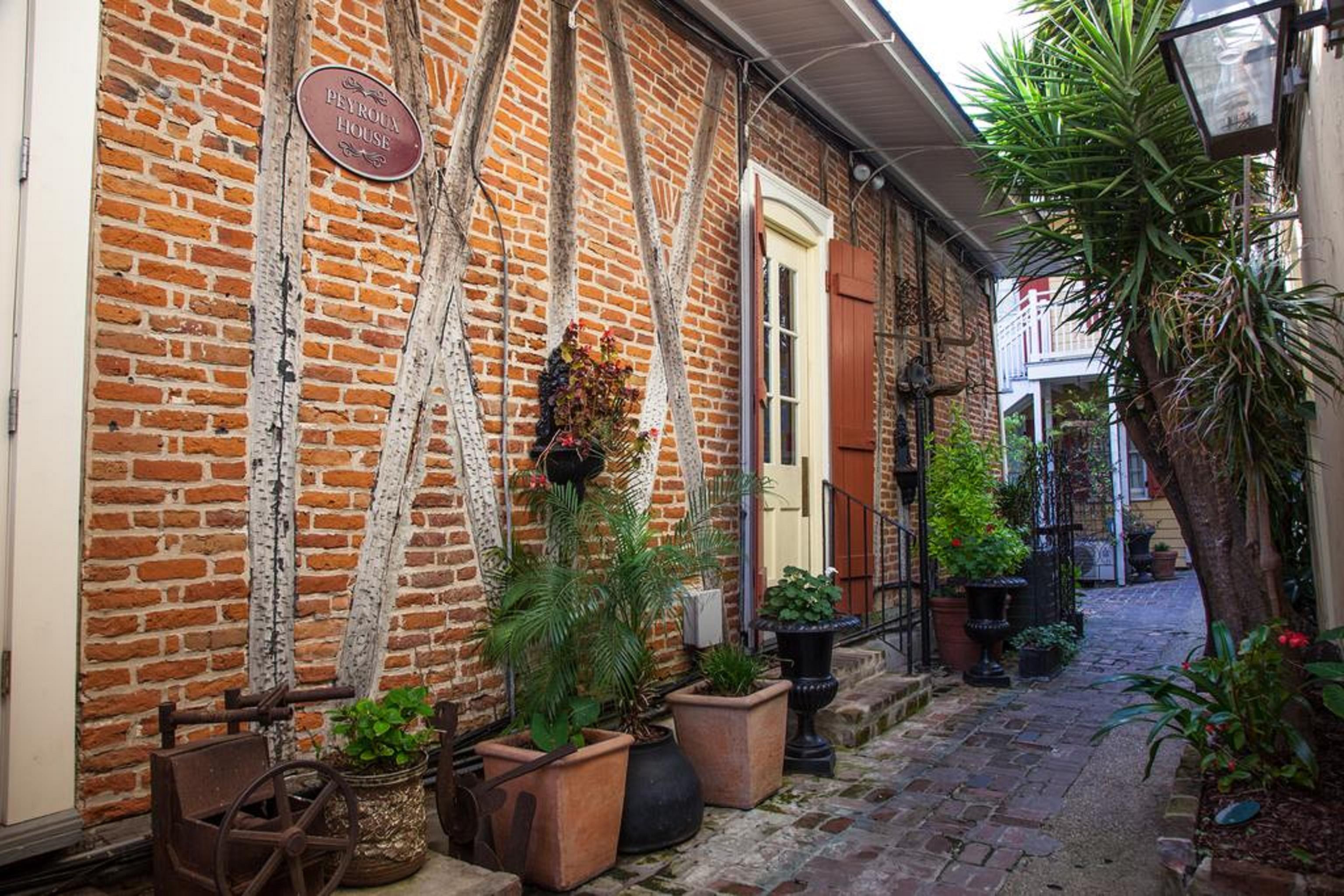Hotel St. Pierre French Quarter Новый Орлеан Экстерьер фото